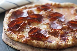 Pepperoni-Pizza-Ail-Croûte 