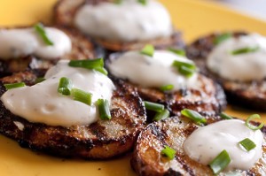 pommes de terre grillées avec sauce à la ciboulette 