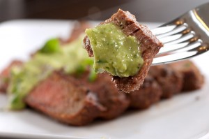 steak grillé avec sauce à l'avocat 