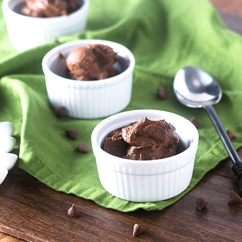 Vegan Chocolate Avocado Mousse #vegan #chocolate #dessert | feedyoursoul2.com