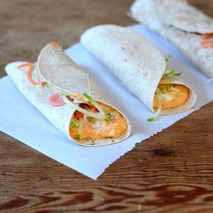 Red Pepper Hummus Roll Ups, hummus, peppers, vegetables, wraps