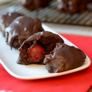 Maraschino Cherry Cake Balls Table long 500