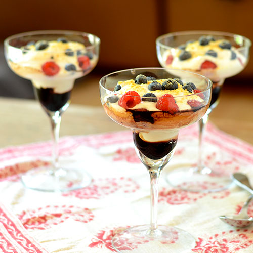Berry-Yogurt-Parfait Greek yogurt, fat-free, blueberries, raspberries, cherry concentrate, dessert, low-fat, healthy