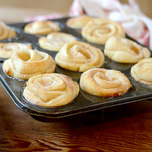 After-baking milk,vegetable oil, dry yeast, all-purpose flour, baking powder, baking soda, cinnamon, sugar, sugar, milk, butter, coffee, salt, maple extract