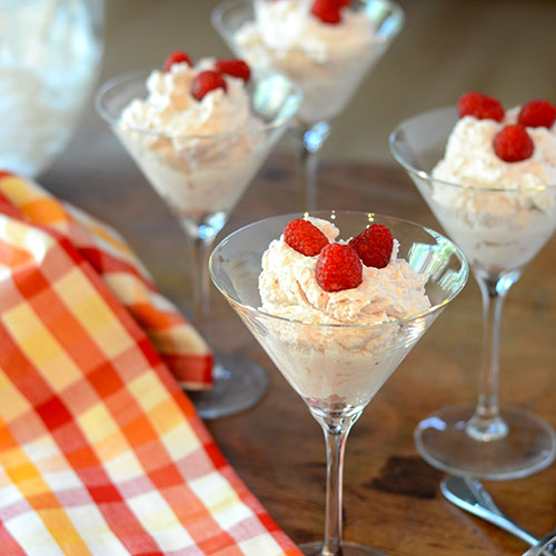 Raspberry-Parfait marscapone, whipped cream, raspberries, raspberry jam