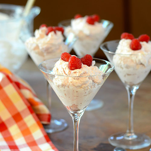 Raspberry-Parfait marscapone, whipped cream, raspberries, raspberry jam