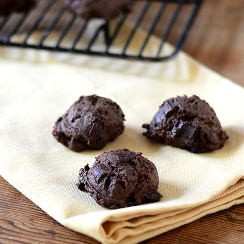Chocolate-Yogurt-Cookies egg, powdered sugar, Greek yogurt, flour, cocoa powder, baking powder, vanilla, sea salt
