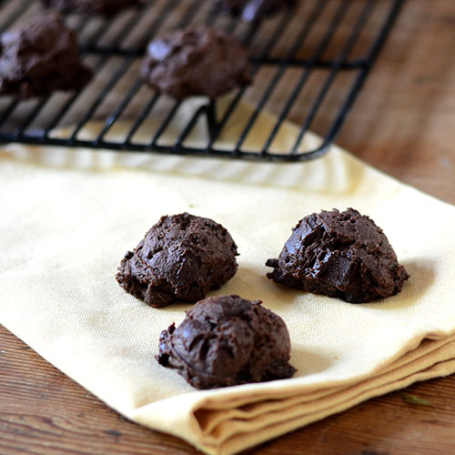 Chocolate-Yogurt-Cookies egg, powdered sugar, Greek yogurt, flour, cocoa powder, baking powder, vanilla, sea salt