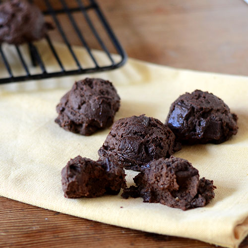 Chocolate-Yogurt-Cookies egg, powdered sugar, Greek yogurt, flour, cocoa powder, baking powder, vanilla, sea salt