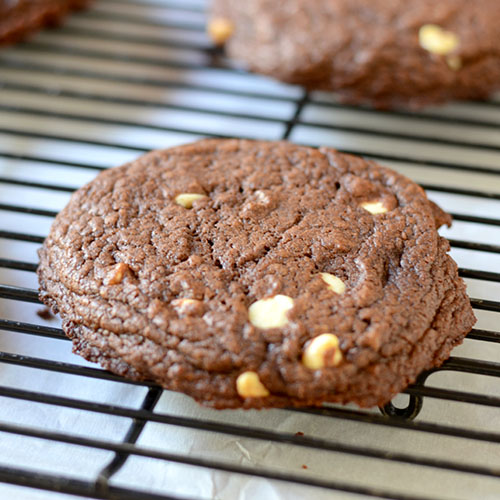 Dark-Chocolate-White-Chip-Cookies Rack close 45 500