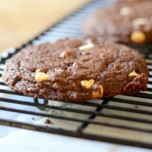 Dark-Chocolate-White-Chip-Cookies rack close 500