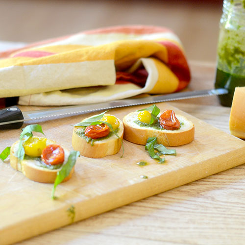 Tomato-Pesto-Crostini Tomato Pesto Crostini