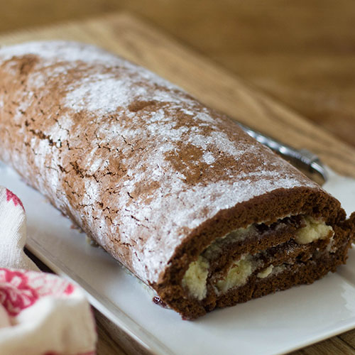Swiss Cake Roll from Feed Your Soul Too Swiss Cake Roll #dessert #chocolate #roulade | feedyoursoul2.com