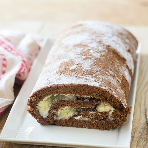Swiss Cake Roll from Feed Your Soul Too Swiss Cake Roll #dessert #chocolate #roulade | feedyoursoul2.com