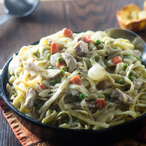 Chicken Pot Pie Pasta from Feed Your Soul Too Chicken Pot Pie Pasta #comfortfood #pasta #potpie | feedyoursoul2.com