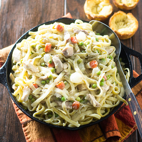 Chicken Pot Pie Pasta from Feed Your Soul Too Chicken Pot Pie Pasta #comfortfood #pasta #potpie | feedyoursoul2.com