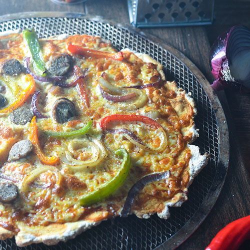 Gluten Free Sausage & Pepper Pizza from Feed Your Soul Too Gluten Free Sausage & Pepper Pizza #Italianfood #pizza #glutenfree | feedyoursoul2.com