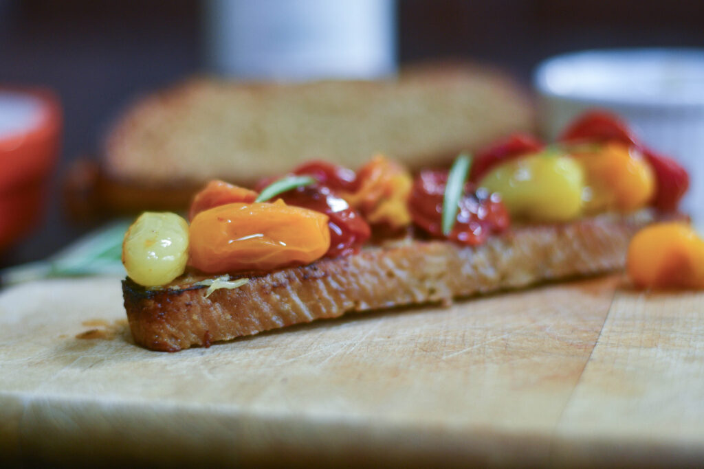Gluten-Free Garlic, Tomato, and Rosemary Toast with Spanish Olive Oil   Glutenfree | appetizer | spanish | oliveoil