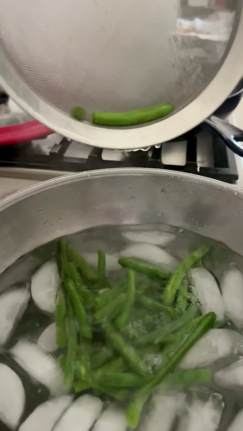 Blanched green beans in an ice bath